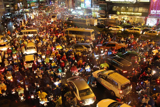 Sài Gòn hỗn loạn vì kẹt xe, ngập nước do mưa lớn